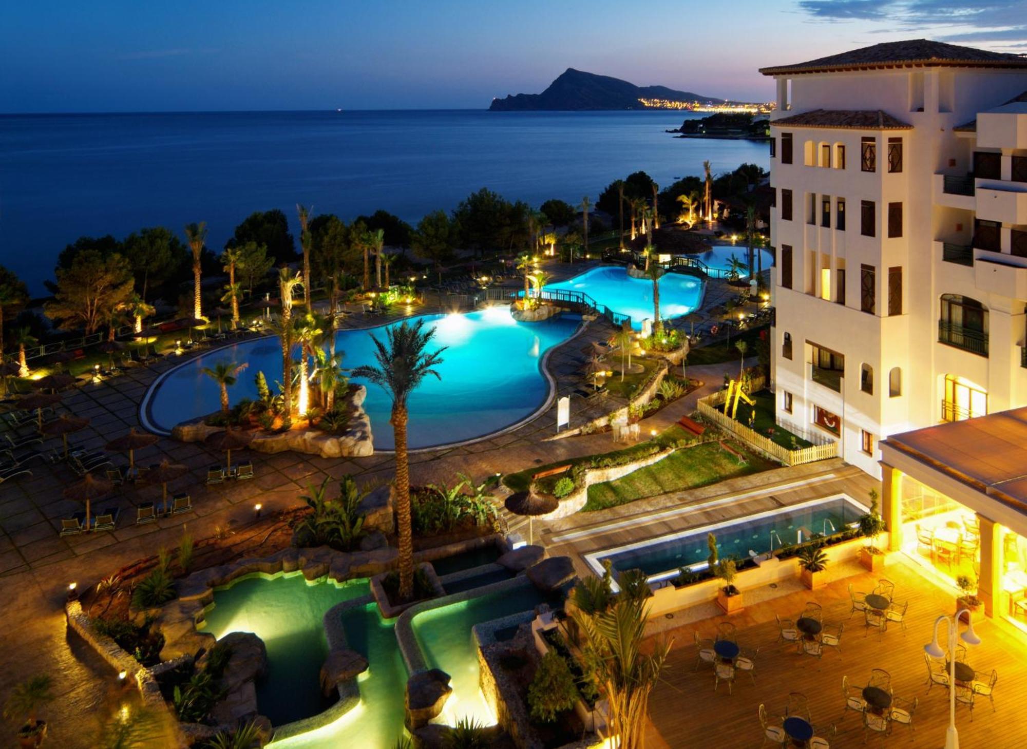 Sh Villa Gadea Altea Kültér fotó The hotel at night